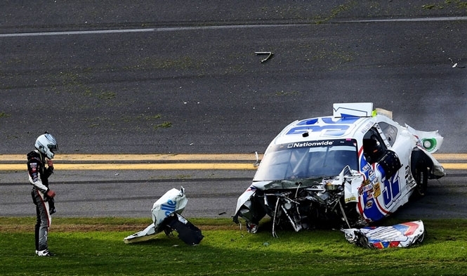 На гонці у США в аварії з 12 машин постраждали понад 30 людей (відео)