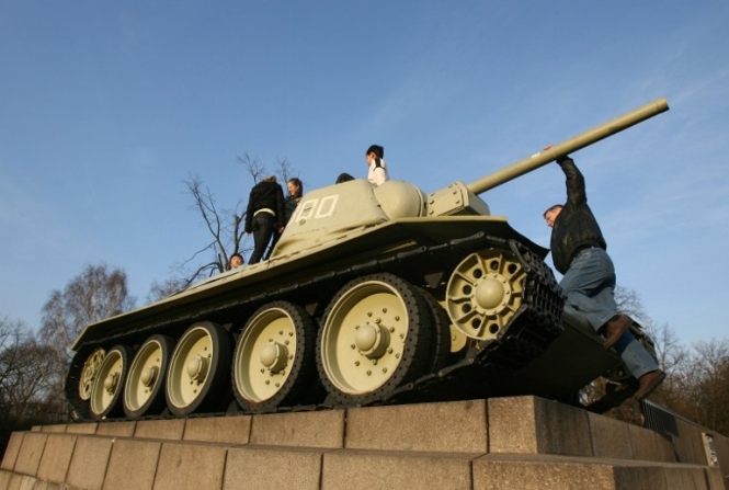 Німецька газета Bild вимагає демонтажу радянських танків з меморіалу у Берліні