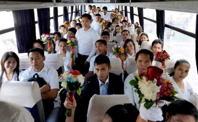 На Філіппінах одночасно зіграли весілля 800 молодят