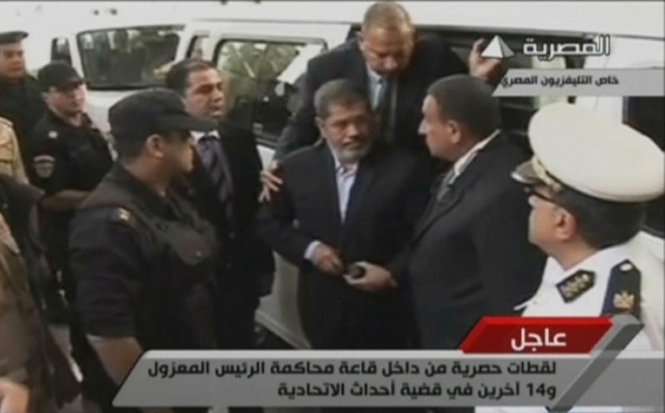 Экс - президент Египта Мурси не признал новую власть и сорвал судебное заседание 