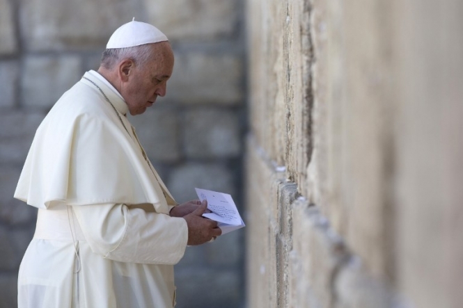 Папа Римський помолився біля Стіни Плачу в Єрусалимі