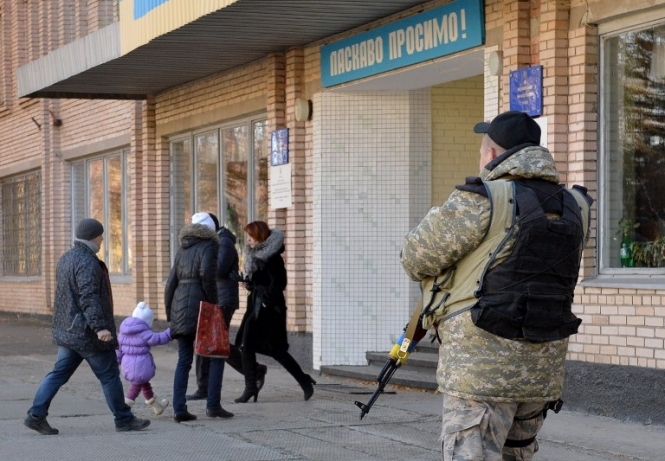 На 217 виборчому окрузі у Києві почалися сутички, - стрім 