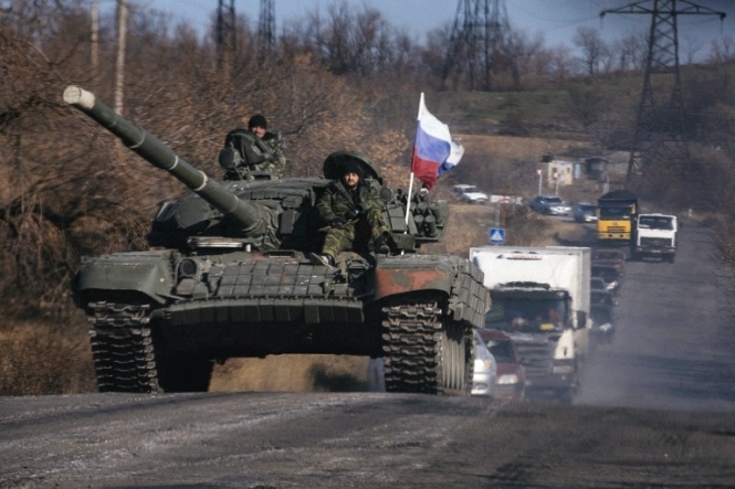Біля Красного Луча зафіксували колону російських танків, - фото