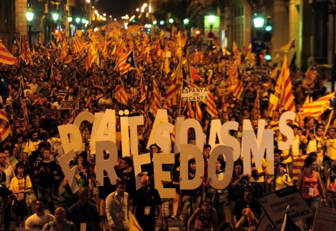Іспанія розколюється: каталонці мітингують за незалежність (відео)