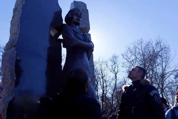 У Києві Кличко відкрив пам'ятник поетесі Телізі вартістю 8 млн грн

