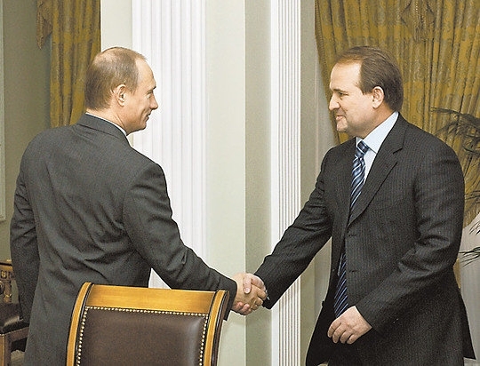 Путин требует, чтобы Янукович сделал Медведчука вице-премьером, - источник
