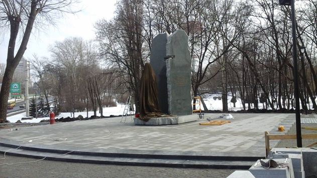 В Киеве Кличко открыл памятник поэтессе Телиге стоимости 8 млн грн