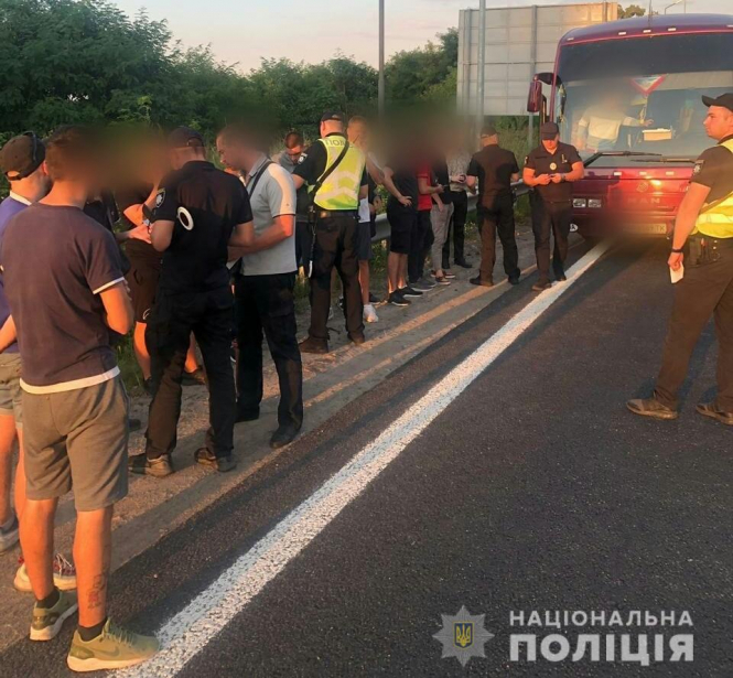 Поліція зупинила автобуси з підозрілими особами на під'їздах до Києва, - ВІДЕО