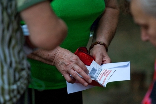 Конвертація голосу. В Луганську платять за участь у зустрічі з кандидатом (фото)