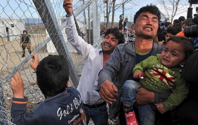 Мигранты тараном прорвали заграждения на границе Греции и Македонии