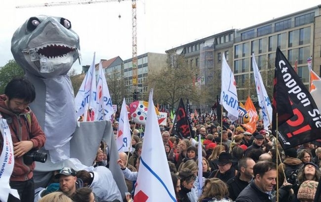 В Германии 30 тыс человек протестуют против ЗСТ между ЕС и США