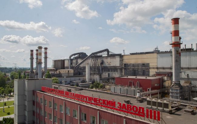 На великому заводі в Білорусі почався страйк, влада підганяє автозаки