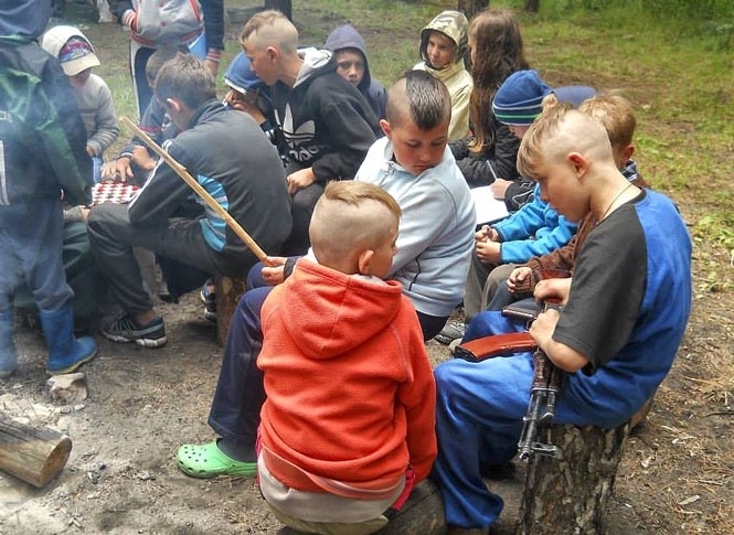 Закаливание патриотизмом: в лагере на Хмельнитчине детей учат, как обращаться с оружием