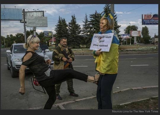 Женщину, которая била ногами девушку с украинским флагом в Донецке сдали пользователи Facebook