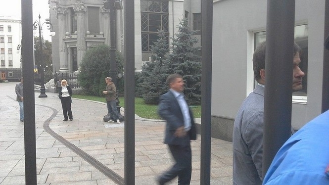 Активісти пікетують Адміністрацію Порошенка: вимагають відправити підкріплення в Іловайськ, - фото
