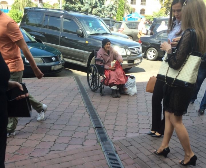 В Киеве бабушка-инвалид просила купить ей есть за ее же деньги. Никто не откликнулся
