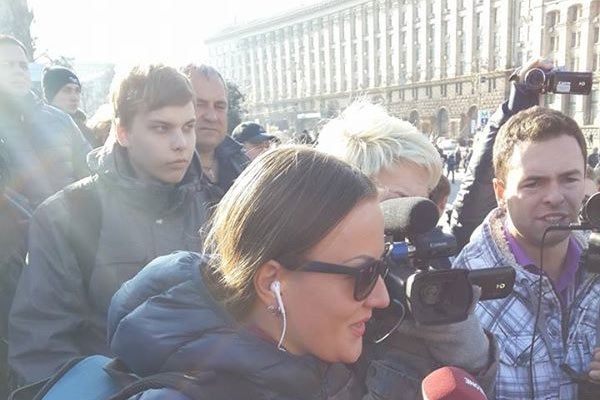 В центре Киева задержали журналистов LifeNews: говорят, что попали в Украину под другим паспортом, - видео