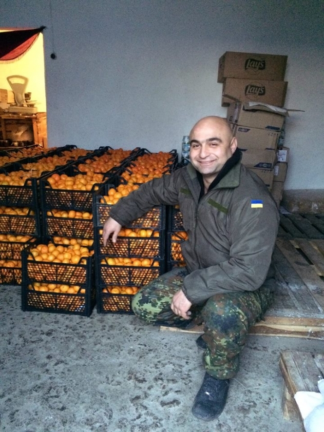 Волонтеры под Новый Год привезли солдатам горы мандаринов, ананасов и шоколада