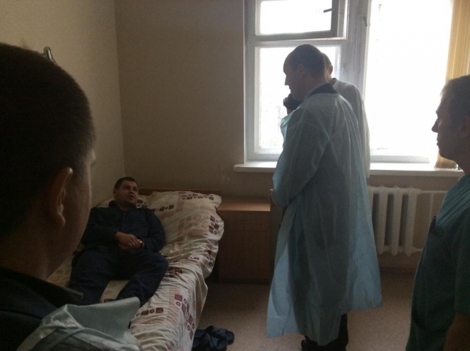 Парубій відвідав в лікарні пораненого міліціонера, який врятував його від другої гранати