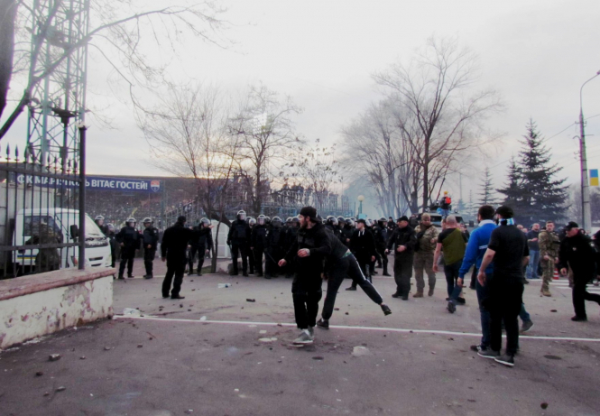 Футбольные болельщики подрались с полицией в Мариуполе - ФОТО