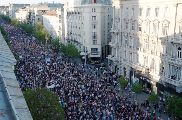 Венгры протестуют против контроля Орбана над СМИ