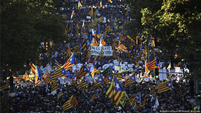Сотни тысяч каталонцев в Барселоне протестуют против решения испанского правительства