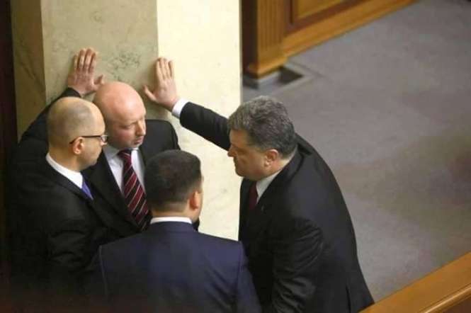 Більше половини українців не задоволені роботою Порошенка і Яценюка