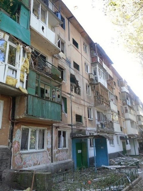 Наслідки обстрілу терористами Макіївки: зруйновані будівлі та загиблі посеред вулиць