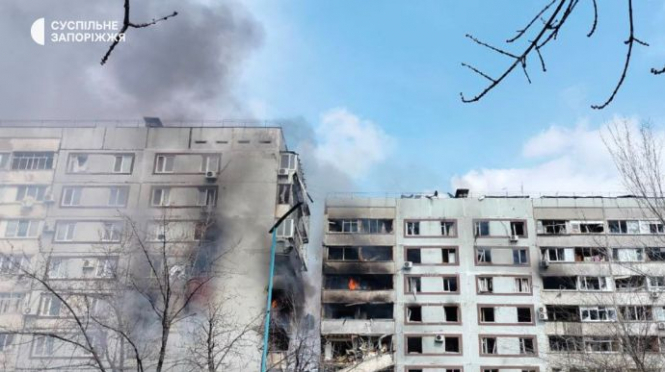 росіяни влучили ракетою в 2 багатоповерхівки у Запоріжжі: є постраждалі і загиблий