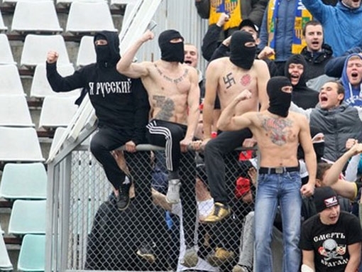 Харківські вболівальники зі свастикою на грудях розгромили стадіон у Полтаві (фото)