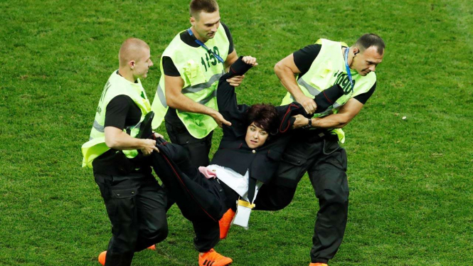 Pussy Riot выбежали на поле во время финала ЧМ по футболу - ФОТО