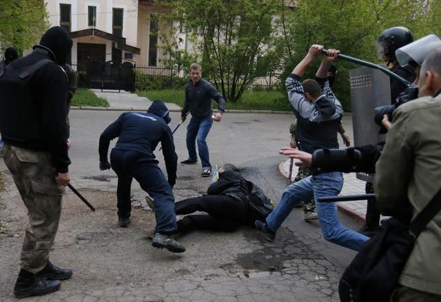 Как сепаратисты жестоко избили участников акции за единую Украину в Донецке в 2014 году, - ФОТО, ВИДЕО