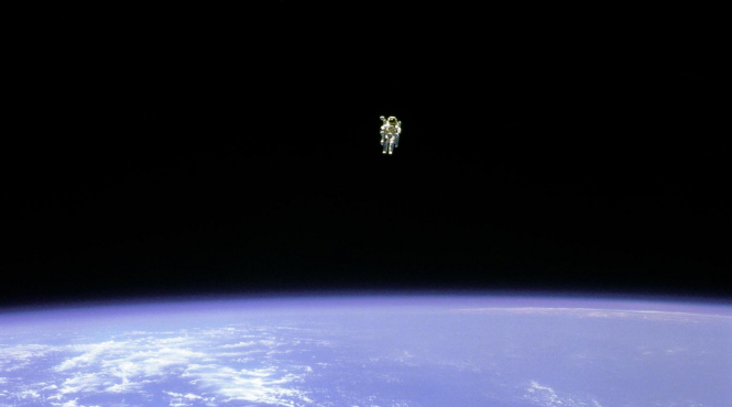 Помер астронавт, який першим вийшов у відкритий космос без рятувального троса