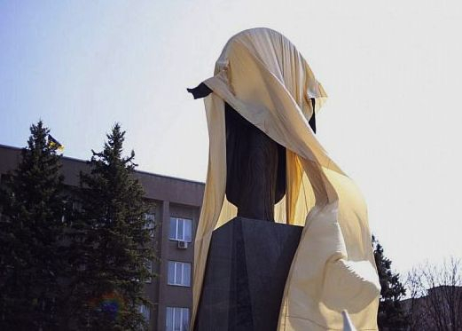 На месте свергнутого Ленина в Кривом Роге открыли скульптуру Богоматери, - ФОТО