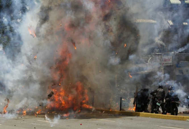 Взрыв на акции протеста в Венесуэле: пострадали полицейские, - ФОТО