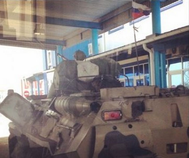 Російський прикордонник поширив фото, як російські танки перетинають кордон у пункті 