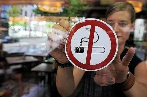 Нардеп запропонував заборонити куріння ще й на терасах кафе