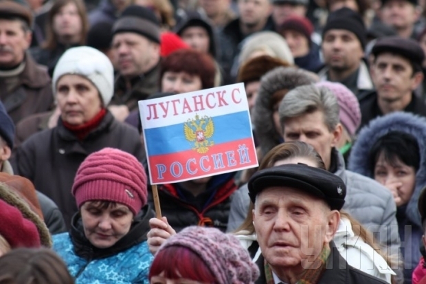 Пропутинские активисты подняли российские флаги в Антраците 