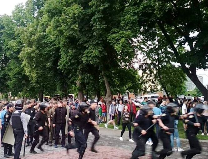 Футбольний матч у Черкасах зупинили через бійку ультрас з поліцією