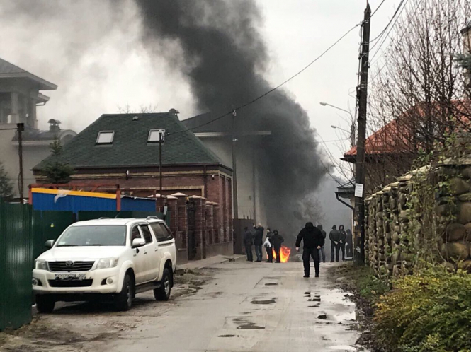 В Киеве под зданием Ставицкого зажгли шины