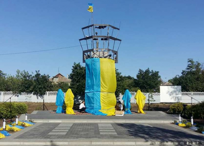 На Одещині відкрили пам'ятник у вигляді диспетчерської вежі Донецького аеропорту