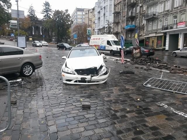 В центре Киева водитель Mercedes снес памятник герою Небесной сотни