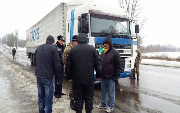 Кабмин приостановил движение грузовиков с РФ на территории Украины