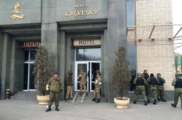 В Киеве представители движения "Революционные правые силы", которые накануне расположились в отеле "Казацкий", в воскресенье вечером переходят в другое помещение.