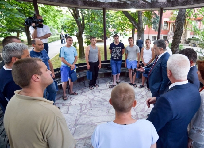 Порошенко в Болгарии посетил украинских военнослужащих