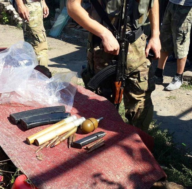 Жители Славянска сдают оружие, которое после побега оставили сепаратисты - фото
