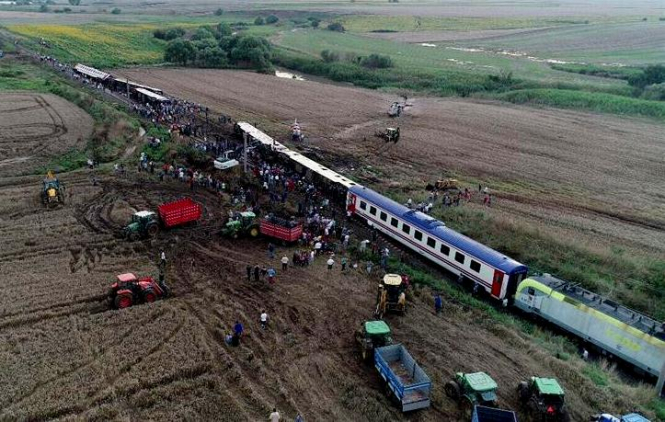 В Турции перевернулся пассажирский поезд, десять человек погибли, - ФОТО