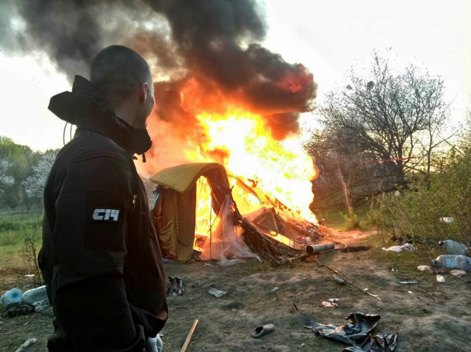 Представители С14 сожгли лагерь цыган в Киеве
