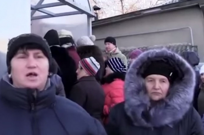 Донеччани на морозі стоять в чергах за російською 