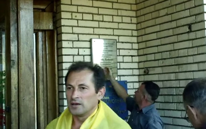 Жители Славянска не хотят иметь ничего общего с Кобзоном: сорвали его доску почета, - видео